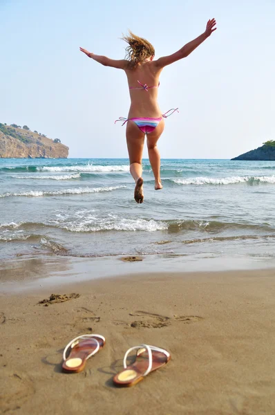 Mulher excitada está correndo para o mar — Fotografia de Stock
