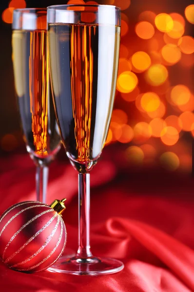 Dois copos de champanhe em seda vermelha — Fotografia de Stock