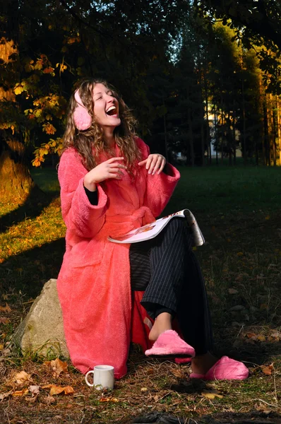 Boldog asszony nevetve, erdő pongyola magazin — Stock Fotó