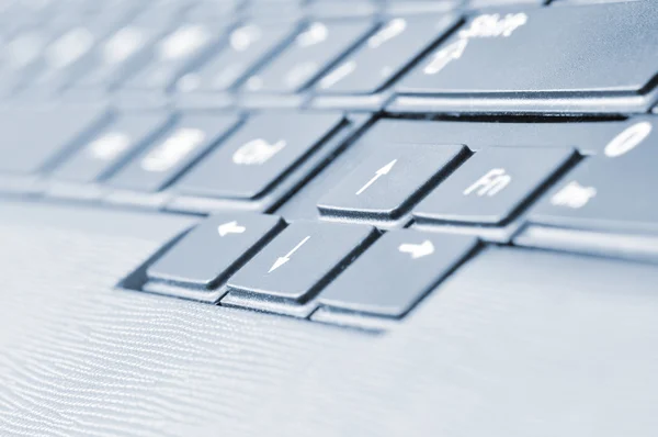 Vista de close-up tonificada azul de um teclado de computador — Fotografia de Stock