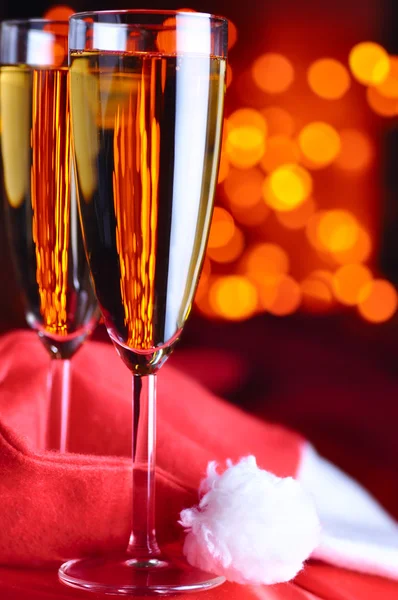Dos copas de champán sobre seda roja —  Fotos de Stock