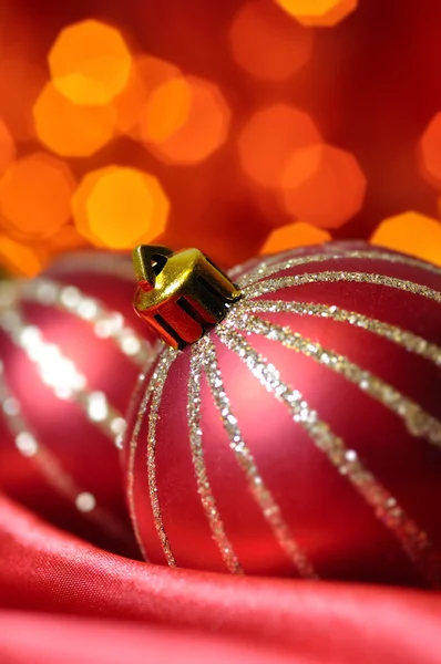 圣诞装饰球上反对模糊灯上的红色丝绸 — 图库照片