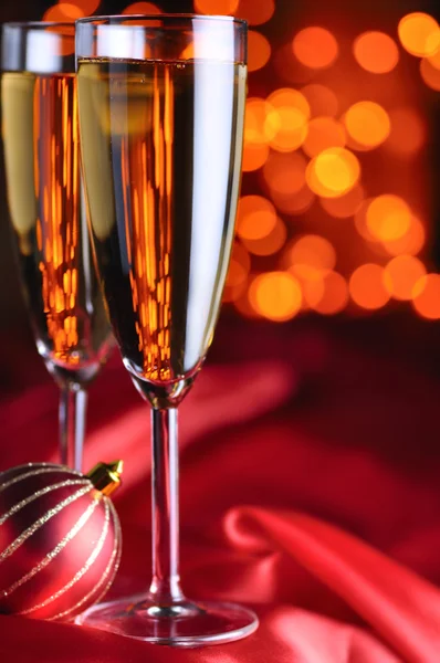 Två champagneglas på rött siden — Stockfoto