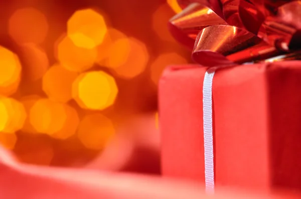 Closeup της ένα κόκκινο δώρο κουτί με θολή φώτα σε φόντο — Φωτογραφία Αρχείου