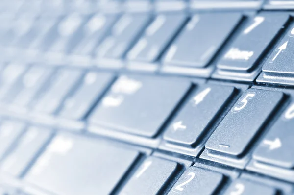 Vista de close-up tonificada azul de um teclado de computador — Fotografia de Stock