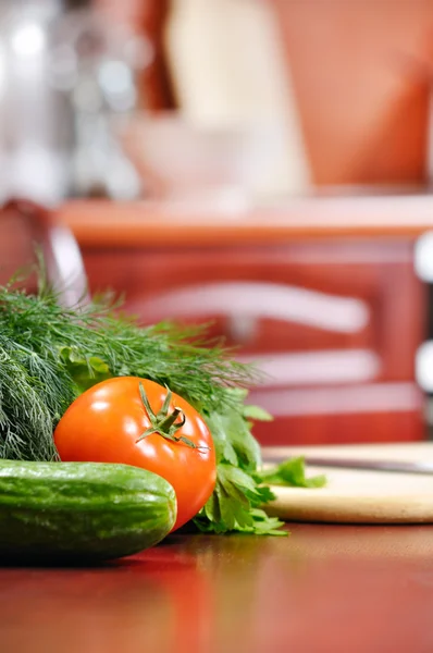 Стиглі овочі на столі на кухні — стокове фото