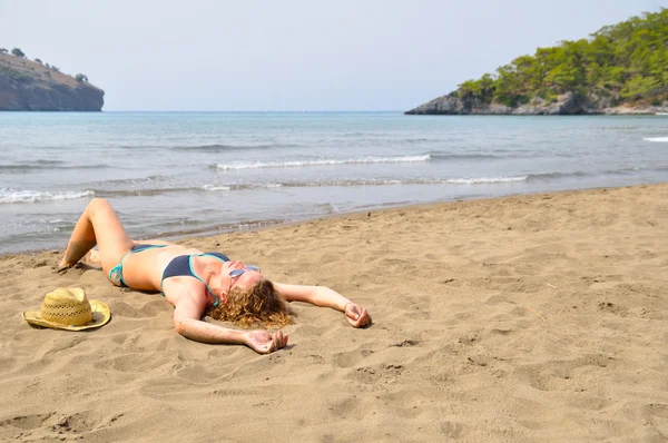 Сексуальная женщина лежит на диком пляже — стоковое фото