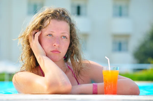 Triste jolie femme ennuyeuse est ennuyeux dans la piscine de l'hôtel — Photo