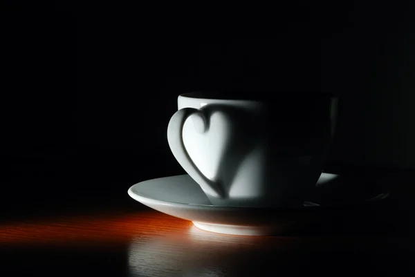 Cup i mörkret med hjärta form — Stockfoto