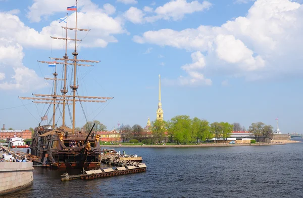 Fregat in de buurt van Petrus en Paulus kathedraal in Sint-petersburg, Rusland — Stockfoto