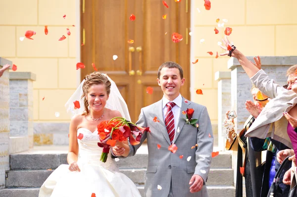 Tylko małżeństwo jest cogratulating przez Gości — Zdjęcie stockowe