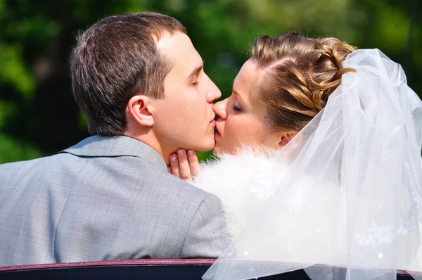 Juste un couple marié s'embrasse — Photo