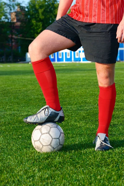 L'uomo è in piedi sul campo di calcio con la palla — Foto Stock