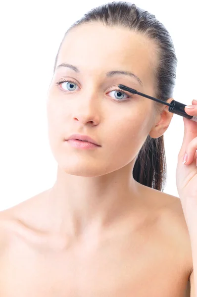 Joven atractiva sensual mujer está aplicando cosméticos en su cara —  Fotos de Stock