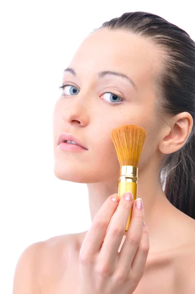 Genç çekici şehvetli kadın kozmetik yüzünde uyguluyor — Stok fotoğraf