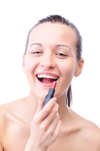 Jovem mulher rindo está aplicando cosméticos em seu rosto e olhar — Fotografia de Stock