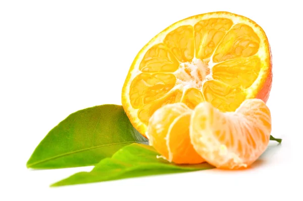 Mandarina fresca aislada en blanco — Foto de Stock