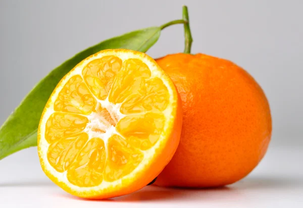 Primer plano de una mandarina sobre un fondo gris — Foto de Stock