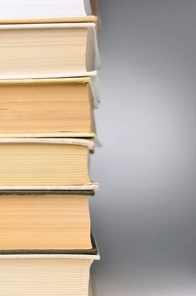 Куча закрытых книг — стоковое фото