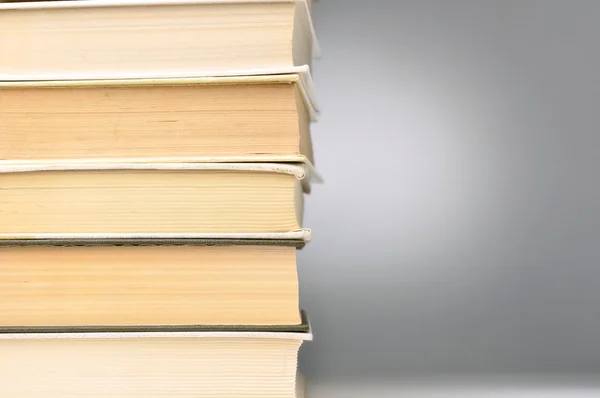 Куча закрытых книг — стоковое фото