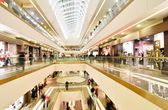 Blick auf ein modernes Einkaufszentrum