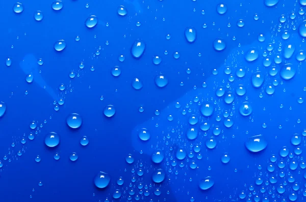 Блакитна вода падає на скло — стокове фото
