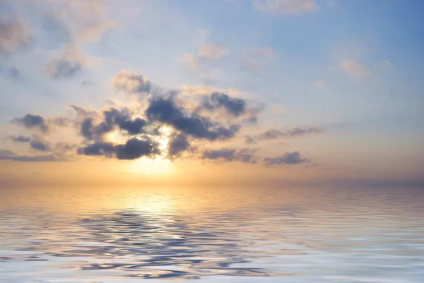 Modrý Oceán Fantastické Sunrise Oblačném Počasí — Stock fotografie