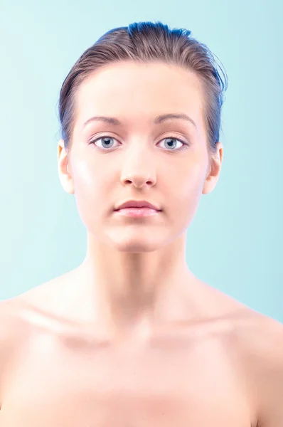Retrato Uma Jovem Mulher Bonita Olhando Para Câmera Fundo Azul — Fotografia de Stock
