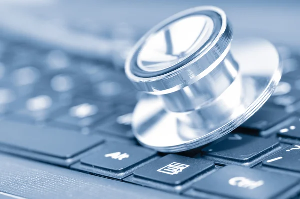 Closeup if a stethoscope on a computer keyboard — Stock Photo, Image