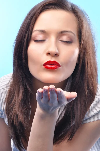 Сексуальна довговолоса ділова жінка з глибокими червоними губами і закритими очима — стокове фото
