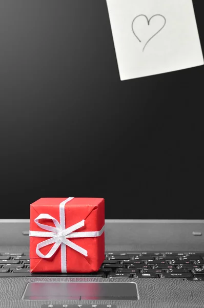 Bericht Met Hart Notitie Rode Cadeau Doos Een Laptop Toetsenbord — Stockfoto