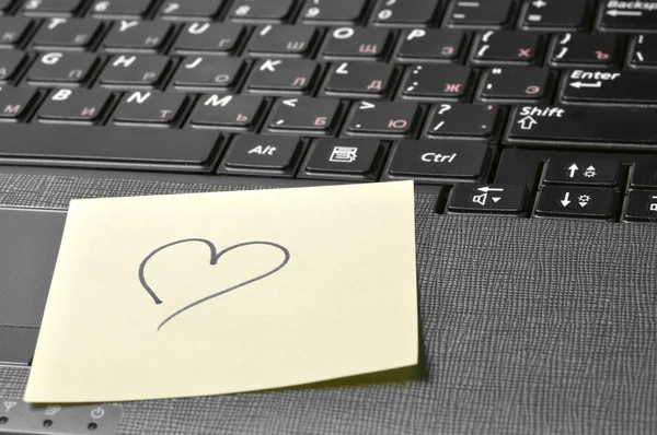 Yapışkan notu üzerinde kalp ile bilgisayar klavye — Stok fotoğraf