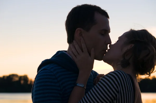 日没で若い魅力的なカップルがキスします — ストック写真