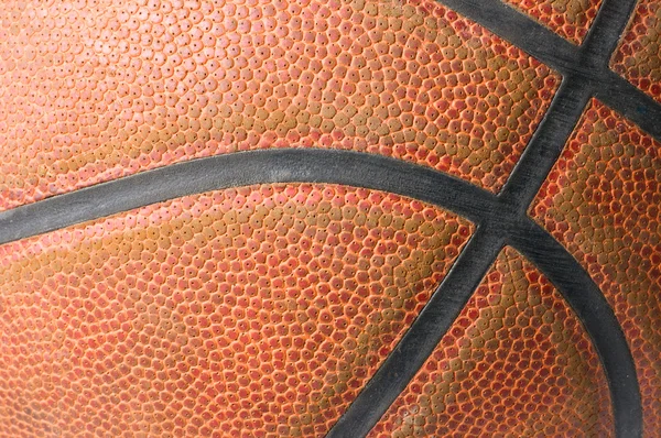 Крупный план оранжевого баскетбольного мяча — стоковое фото