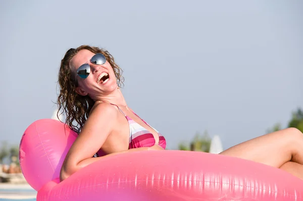 Πολύ Ευτυχισμένη Γυναίκα Στο Κρεβάτι Ροζ Αέρα Στην Πισίνα — Φωτογραφία Αρχείου