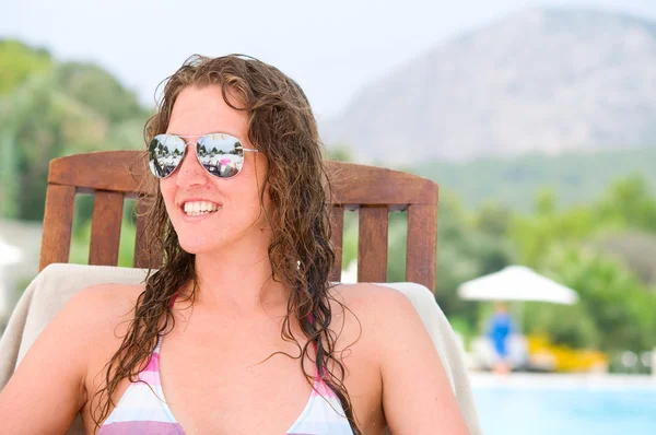 Lächelnde Frau Sitzt Auf Stuhl Pool — Stockfoto