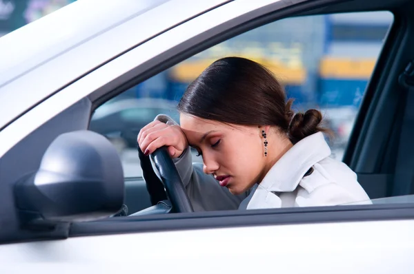 Mooie vrouw slaapt in een auto — Stockfoto