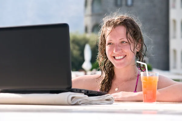 Γυναίκα Χρησιμοποιώντας Φορητό Υπολογιστή Από Την Πισίνα Κοντά Στο Ξενοδοχείο — Φωτογραφία Αρχείου