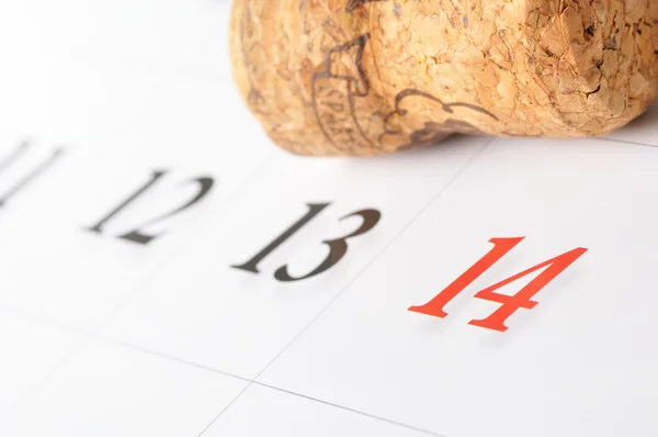 Календар з червоним чотирнадцятьма номерами і пробкою шампанського — стокове фото