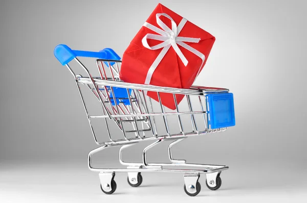 Closeup of a shopping cart with gift — Stock Photo, Image