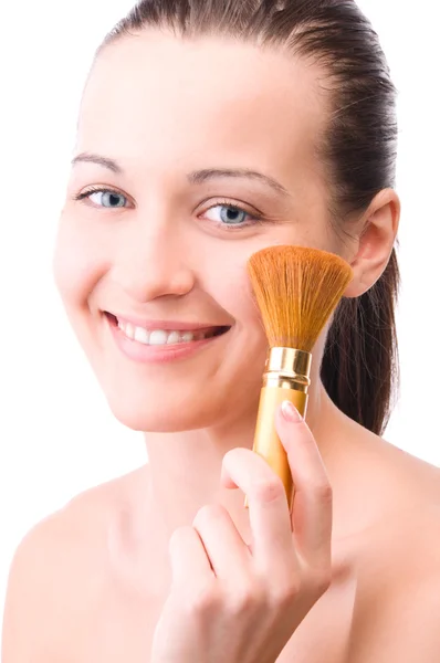 Jovem atraente mulher sensual está aplicando cosméticos em seu rosto — Fotografia de Stock