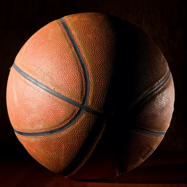 Bola de basquete no escuro — Fotografia de Stock