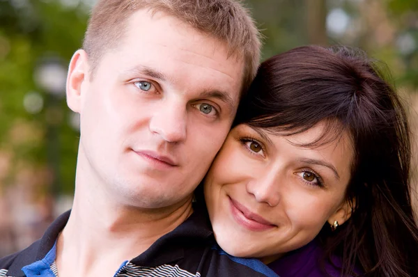 Портрет щасливої усміхненої пари, дивлячись на камеру — стокове фото