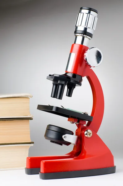 Könyvek és Mikroszkóp, tudományos vagy oktatási koncepció — Stock Fotó