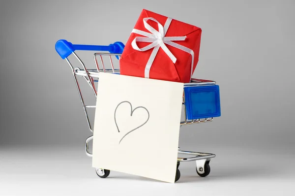 Nahaufnahme Eines Warenkorbs Mit Geschenken Und Herz — Stockfoto