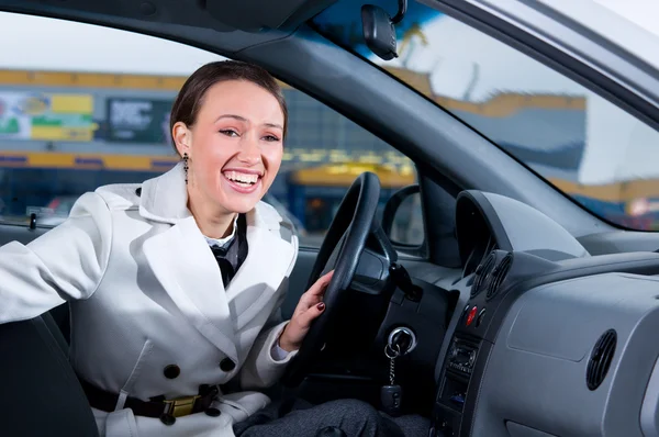 Geschäftsfrau Lacht Ihrem Auto — Stockfoto