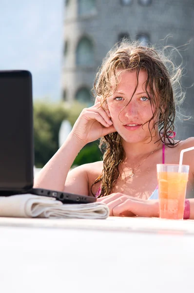 性感年轻女子带手提电脑在游泳池与鸡尾酒 — 图库照片