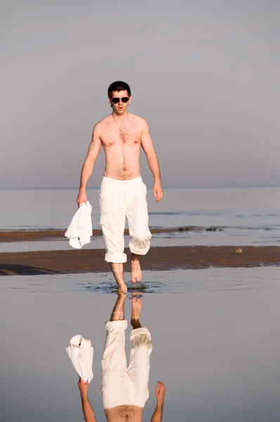 Człowiek jest chodzenie na wybrzeżu Morza — Zdjęcie stockowe