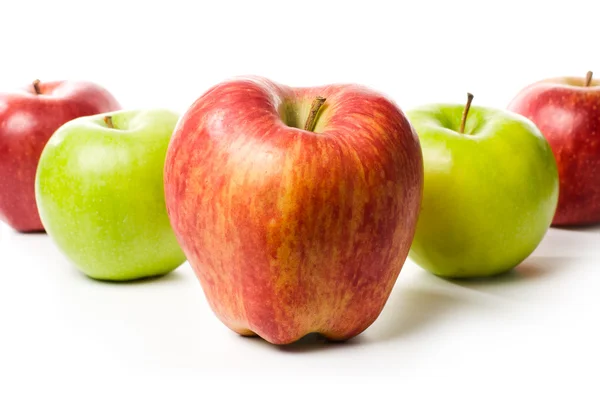 Farklı elma üzerine beyaz izole kümesi — Stok fotoğraf