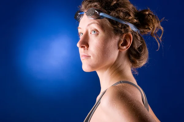 Mulher Sensual Nadador Está Olhando Para Lados Fundo Azul — Fotografia de Stock